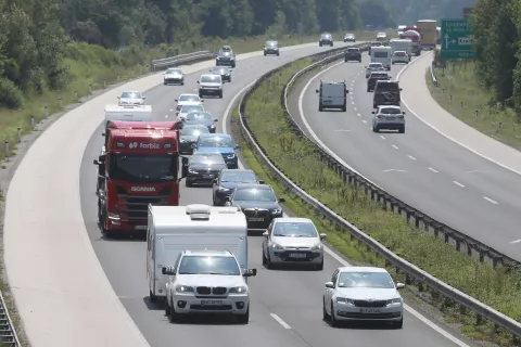 avtomobili gorenjska avtocesta AC varnostna razdalja me vozili vozila tovornjak počitnice prikolica avtodom Kranj vzhod zahod avtomibil / Foto: Gorazd Kavčič