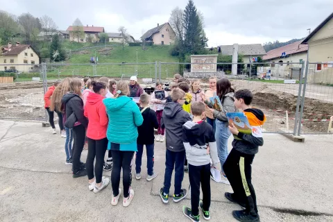 Učenci OŠ Poljane na ogledu arheološkega najdišča v Poljanah / Foto: arhiv občine / Foto: 