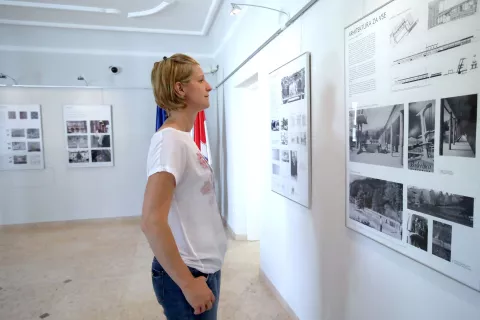 Pod mentorstvom arhitektke in profesorice Maruše Zorec je v okviru seminarskega dela na Fakulteti za arhitekturo nastalo sedem idejnih predlogov za ureditev Vurnikove spominske sobe, ki so na ogled v prostorih Občine Radovljica. / Foto: Gorazd Kavčič / Foto: 