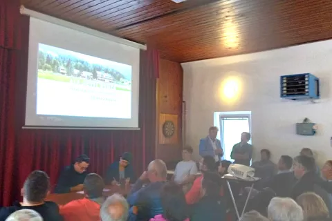 Zbor krajanov KS Rateče - Planica v dvorani krajevne skupnosti / Foto: Suzana P. Kovačič / Foto: 