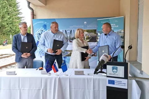 Pogodbo so podpisali direktorica Direkcije RS za infrastrukturo Ljiljana Herga in predstavniki izvajalcev del Anton Žagar, Blaž Miklavčič in Aleksander Schara. / Foto: 