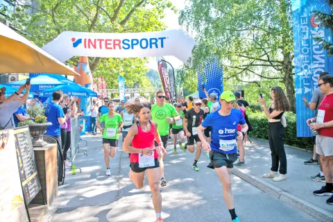 Na Bledu je potekal 15. Poslovni tek trojk. / Foto: Primož Pičulin / Foto: 