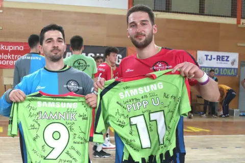 Posebna pozornost je bila na zadnji tekmi sezone namenjena Gregu Jamniku (levo) in Urbanu Pippu. Slednji je bil tudi najboljši strelec domače ekipe. / Foto: Gorazd Kavčič / Foto: 