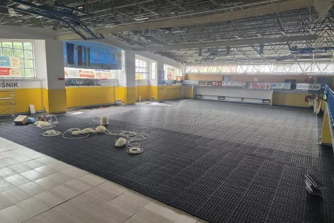 Pretekli teden je potekalo polaganje cevi za talno ogrevanje. / Foto: Ana Jagodic Dolžan