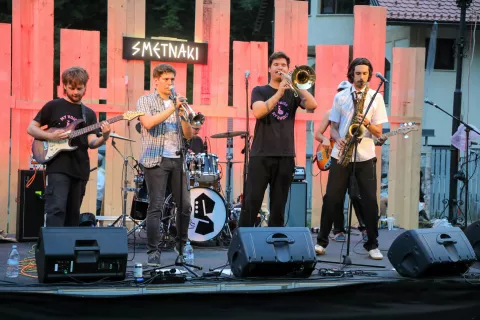 Zaključek eksperimenta v Tržiču je popestril koncert skupine Smetnaki. / Foto: Tina Dokl