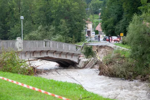 Stari most, ki je bil v času poplav uničen, je že nekaj let predstavljal ozko grlo, saj je omogočal le enosmerni promet. / Foto: Ale&scaron; Senožetnik, arhiv Gorenjskega glasa