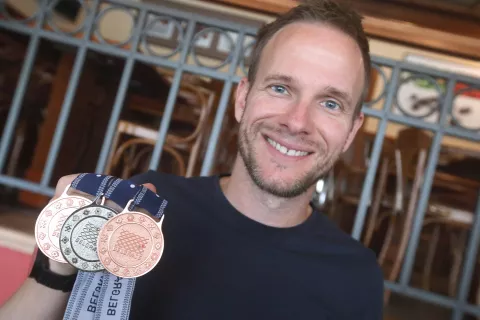 portret nekdanji plavalec Andrej Pirc učitelj šport športna vzgoja OS Simon Jenko veteransko prvenstvo Beograd 2024 kolajna medalja srebrna in bronasta / Foto: Gorazd Kavčič