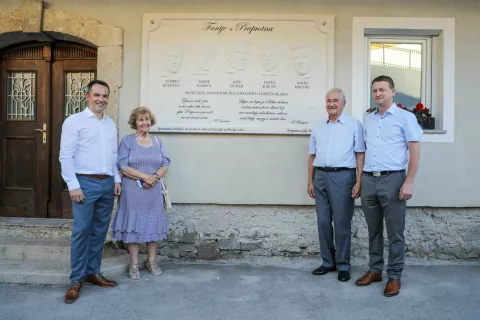 Po odkritju spominske plošče: škofjeloški podžupan Robert Strah in žena Lojzeta Slaka Ivanka Slak ter edini še živeči ustanovni član Fantov s Praprotna Andrej Bergant in železnikarski župan Marko Gasser / Foto: Tina Dokl / Foto: 