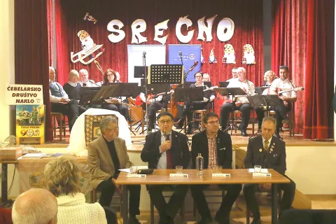 V ospredju od leve Jožef Perne, Anton Končnik, Boštjan Noč in Janez Markič, v ozadju Tamburaški orkester Folklornega društva Kranj / Foto: Gorazd Kavčič / Foto: 