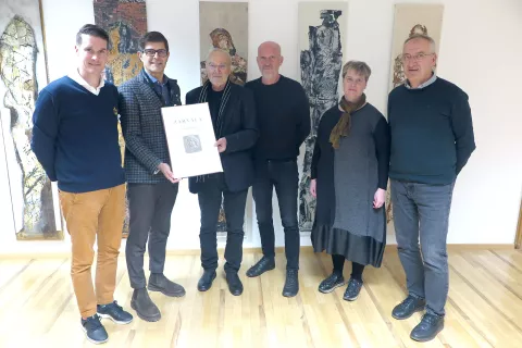 Zahvala ob donaciji: (z leve) podžupan Janez Černe, župan Matjaž Rakovec, slikar Valentin Oman, vodja Galerije Prešernovih nagrajencev Marko Arnež, direktorica Gorenjskega muzeja Marjana Žibert in direktor občinske uprave Bojan Veselinovič / Foto: Igor Kavčič / Foto: 