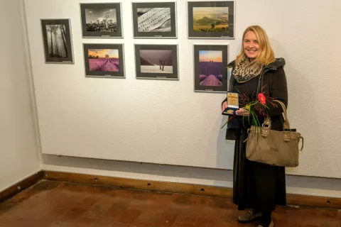 Irena Gregorc, najuspešnejša fotografinja salona, in njenih šest od osmih razstavljenih fotografij / Foto: Tomaž Berce / Foto: 