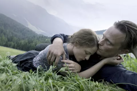 Prizor iz odličnega filma o moči nenasilnega upora: Skrito življenje (Terrence Malick, A Hidden Life, 2019). Nadaljevanje tega prizora ni tako idilično, je pravi pasijon. / Foto: Wikipedija / Foto: 