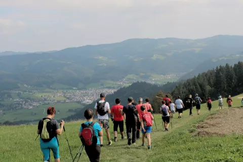 Fotografija s pohoda po rapalski meji, od koder je razgled na Žirovsko kotlino / Foto: arhiv GTZ / Foto: 