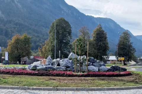 V krožišče na Hrušici so postavili skale, ki predstavljajo sotesko Dobršnik, in poskrbeli za zasaditev. / Foto: arhiv Občine Jesenice / Foto: 