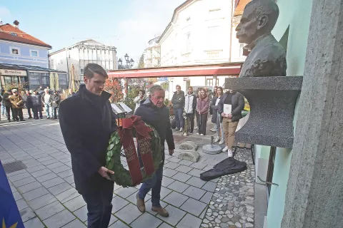 H kipu generala Rudolfa Maistra na pročelju hiše, v kateri je nekaj let živel, sta kranjski podžupan Janez Černe in podpredsednik Društva general Rudolf Maister Iztok Purič položila venec. / Foto: Gorazd Kavčič / Foto: 