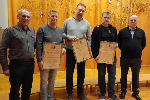Prejemniki priznanj Aleš Markovec, Aleš Ovsenek in Igor Perko s predsednikom KTD Pod Krivo jelko Rudijem Dovžanom (levo) in županom Ivanom Megličem / Foto: Jože Košnjek / Foto: 
