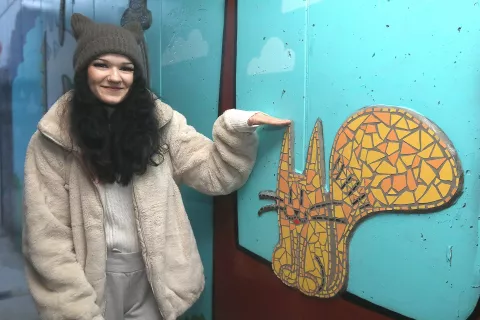 Sara Nikolić Jesenovec pred portretom mačka Flokija, enega od dveh mozaikov, ki sta nastala prav po njeni predlogi / Foto: Gorazd Kavčič / Foto: 