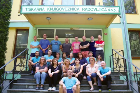 Kolektiv Tiskarne knjigoveznice Radovljica v jubilejnem letu, ko praznujejo šestdesetletnico delovanja / Foto: 