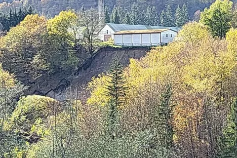 Na Bohinjski Beli se je popoldne sprožil večji zemeljski plaz. / Foto: arhiv Občine Bled / Foto: 