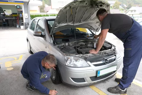 Pred zimo preverite pnevmatike, hladilno in čistilno tekočino, brisalce ter obvezno zimsko opremo. / Foto: Maša Likosar / Foto: 