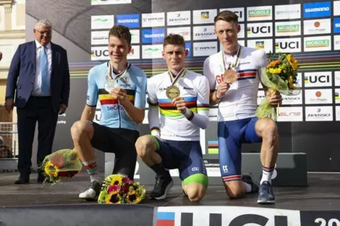 Mateju Mohoriču (v sredini) sta na odru za zmagovalce družbo delala Belgijec Florian Vermeersch in Britanec Connor Swift. / Foto: arhiv Team Bahrain Victorious / Foto: 