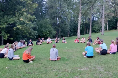 O naravi se mladi najlažje učijo prav zunaj učilnic, kar jim omogočajo slovenski centri šolskih in obšolskih dejavnosti. / Foto: CŠOD Bohinj / Foto: 