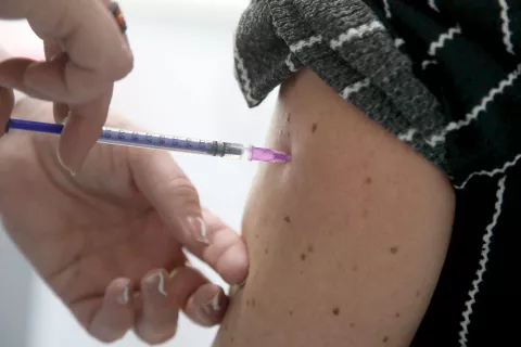 Virusi gripe se pogosto in hitro spreminjajo, zato se spreminja tudi cepivo, ki je vsako leto pripravljeno tako, da ščiti proti virusom, ki bodo predvidoma krožili v prihajajoči sezoni. / Foto: Gorazd Kavčič, arhiv Gorenjskega glasa / Foto: 