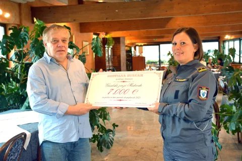 Aleksander Bencak je v imenu Gostilne Bencak za požrtvovalno pomoč ob poplavah Gasilski zvezi Medvode izročil donacijo. Prevzela jo je Urška Zadravec. / Foto: Maja Bertoncelj / Foto: 