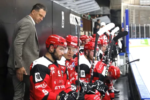 Trener Gaber Glavič ima letos v moštvu tako izkušene kot mlade hokejiste. / Foto: Gorazd Kavčič / Foto: 