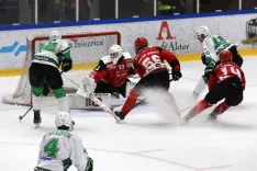 Prvi derbi sezone je pripadel hokejistom Olimpije (v zeleno-belih dresih), ki so bili boljši predvsem v prvi tretjini. / Foto: Gorazd Kavčič / Foto: 