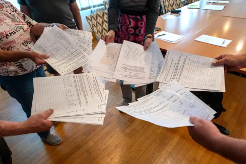 Civilna iniciativa zbira podpise proti ureditvi enosmernih ulic v krajevni skupnosti Primskovo. / Foto: Primož Pičulin / Foto: 