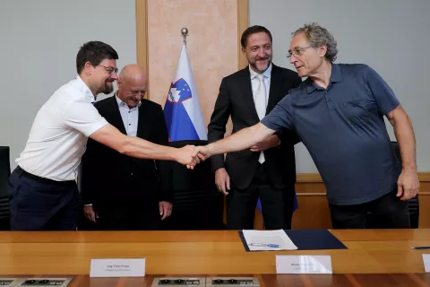 Ljubljana, ministrstvo za finance.Podpis dokumenta o usklajenosti prenove placnega sistema v javnem sektorju med vlado in reprezentativnimi sindikati javnega sektorja, v imenu vlade sta ga podpisala minister za finance Klemen Bostjancic in minister za javno upravo Franc Props, v imenu reprezentativnih sindikatov javnega sektorja pa vodja pogajalske skupine Konfederacije sindikatov javnega sektorja Branimir Strukelj ter vodja pogajalske skupine sindikatov javnega sektorja Jakob Pocivavsek. / Foto: Daniel Novakovic/sta