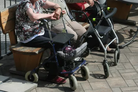 Zakon prina&scaron;a ukrepe za bolj&scaron;e kadrovske in delovne pogoje ter zmogljivosti pri izvajalcih socialnovarstvenih storitev in dolgotrajne oskrbe. / Foto: Gorazd Kavčič