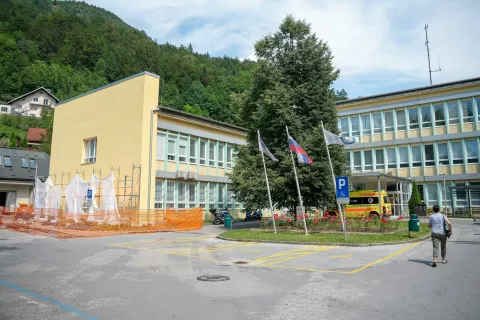 Prenova Zdravstvenega doma Jesenice je že v teku, dela pa naj bi bila predvidoma zaključena v začetku leta 2025. / Foto: Nik Bertoncelj