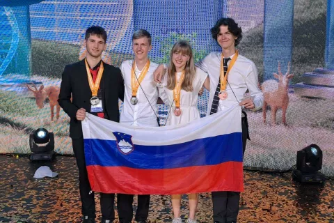 Slovenska ekipa na mednarodni biolo&scaron;ki olimpijadi &ndash; Matej Nastran je prvi z leve. / Foto: Arhiv Zotks