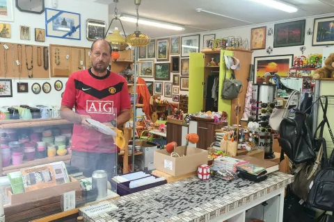 Ale&scaron; Strnad, ki skupaj z Vesno Jeglič že več kot deset let vodi radovlji&scaron;ko trgovino Fundacije Vincenca Drakslerja / Foto: Marjana Ahačič