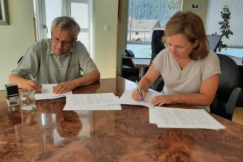 Podžupan Občine Žiri Jože Stanonik je z direktorico podjetja Arhinom Niko Mohorič podpisal pogodbo za izdelavo projektne dokumentacije za prenovo Zdravstvene postaje Žiri. / Foto: arhiv občine
