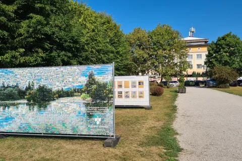 Razstavo so v grajski park postavili v začetku avgusta, ko je bila v neposredni bližini tudi projekcija filma Ena za Reko: Zgodba Save. / Foto: Marjana Ahačič