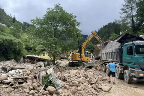 Preddvor, Kokra.Drzavna sekretarka na Ministrstvu za naravne vire in prostor Lidija Kegljevic Zagorc si je ogledala stanje v obcini Preddvor po nocojsnjem neurju z nalivi in plazovi. / Foto: Foto: Ministrstvo Za Naravne Vire In Prostor