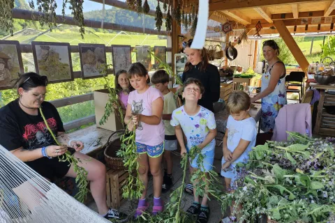 S tabora radovljiškega mladinskega dnevnega centra Kamra na kmetiji Vrt okusov v Gorjah / Foto: arhiv dnevnega centra Kamra