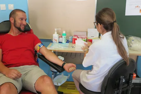 Krvodajalci so se kljub počitni&scaron;kemu času prej&scaron;nji teden množično udeležili akcije, ki je potekala v Osnovni &scaron;oli &Scaron;kofja Loka &ndash; Mesto. / Foto: Vilma Stanovnik