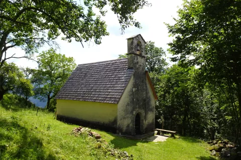 Cerkev svetega Justa dosežemo po parih minutah hoje. / Foto: Jelena Justin