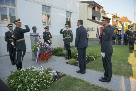 Borut Pahor polaga venec v Črešnovcih / Foto: Bor Slana (sta)