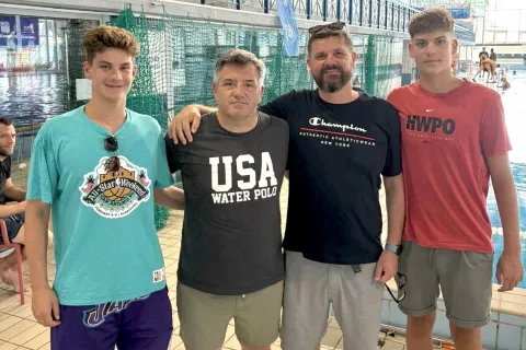 Kranjski vaterpolisti Nace (levo), Bine (desno) in Krištof Štromajer (drugi z desne) s selektorjem reprezentance ZDA Dejanom Udovičićem na kranjskem bazenu / Foto: arhiv AVK Triglav Kranj / Foto: 