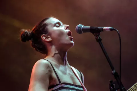 V soboto bodo v Puštalskem gradu med drugimi nastopili Koala Voice na čelu z energično vokalistko in kitaristko Manco Trampuš. / Foto: Facebook (Koala Voice) / Foto: 