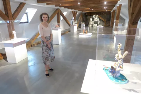 Dr. Simona Žvanut v središču razstave sodobne keramike v Galeriji Podstreha / Foto: Igor Kavčič / Foto: 