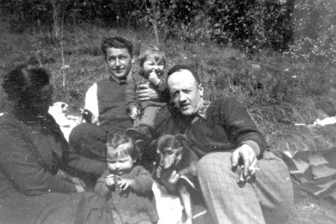 Tik pred vojno leta 1941 – družina s stricem Franceljnom / Foto: 