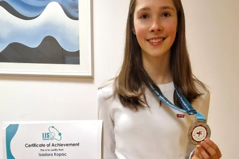 Izadora Kopač s srebrnim odličjem / Foto: arhiv Gimnazije Škofja Loka / Foto: 