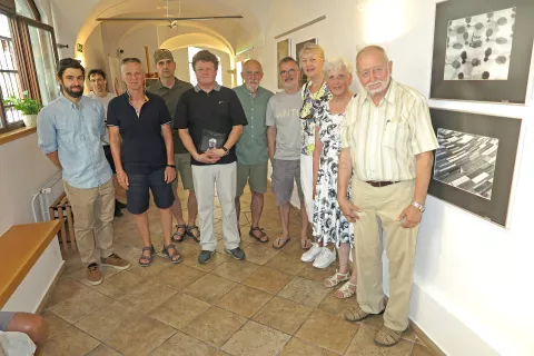 Avtorji fotografij, ki si jih lahko ogledamo v tematskih parih s fotografijami Janeza Marenčiča. Razstavo si je ogledal tudi njegov vnuk Miha Marenčič (na levi). / Foto: Igor Kavčič / Foto: 