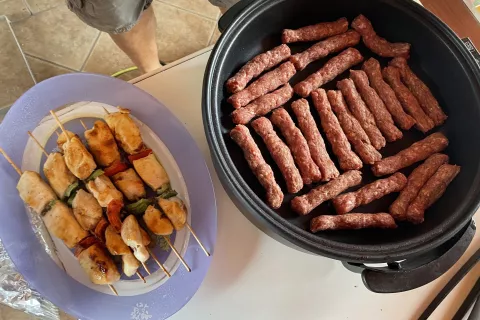 Higiena in pravilna priprava hrane sta ključnega pomena za preprečevanje bolezni, ki se lahko prena&scaron;ajo s hrano. / Foto: Gorazd Kavčič